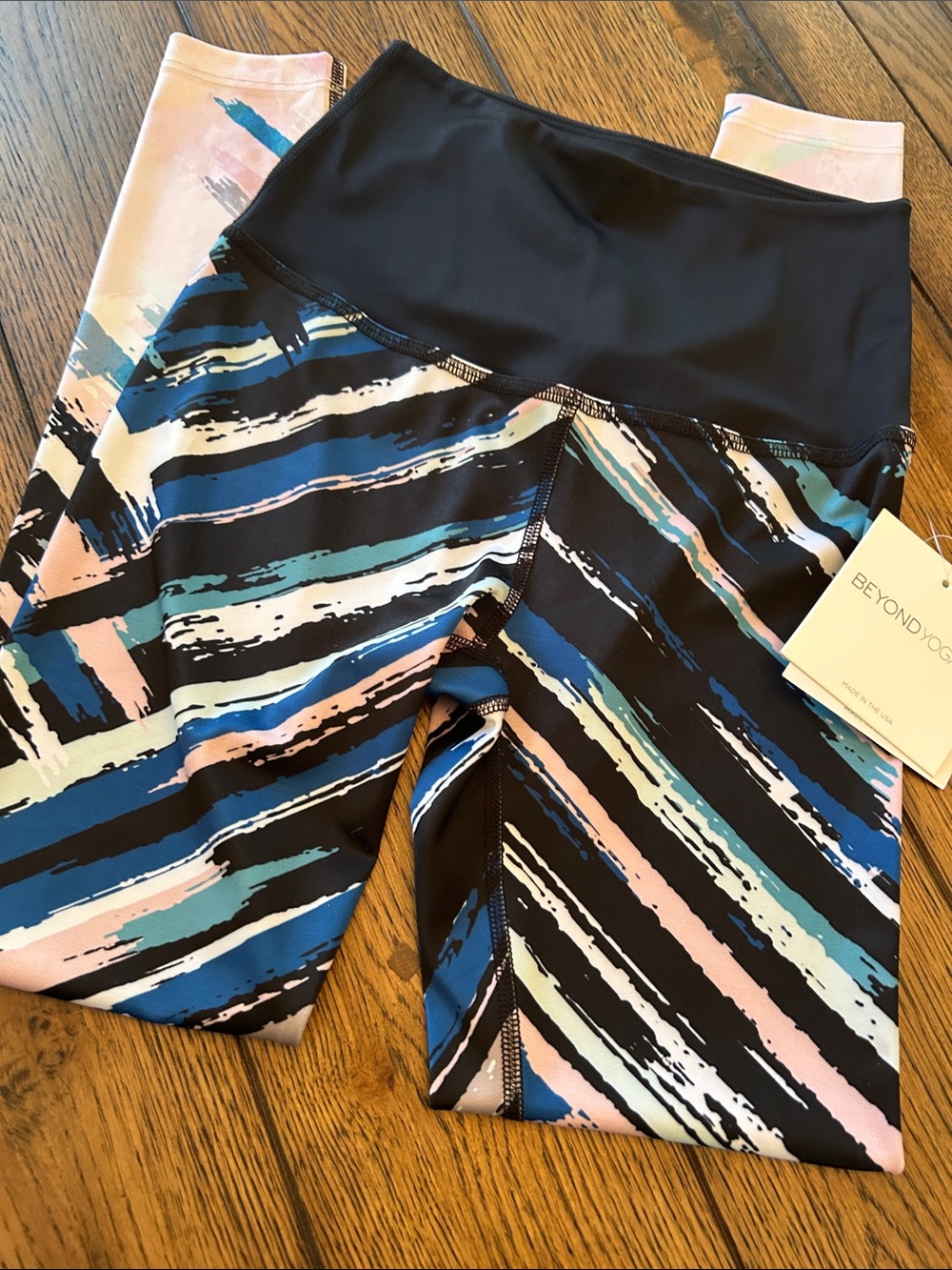 Beyond Yoga NWT XS Black Striped Brushstroke Leggings with Blue and Pink